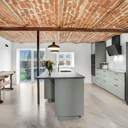 7 Bedroom Stunning In