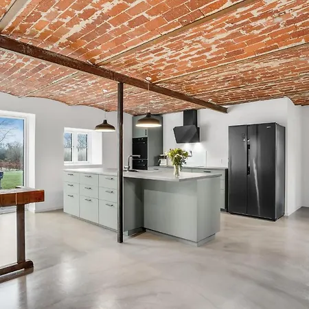 7 Bedroom Stunning In