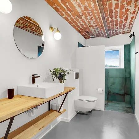 7 Bedroom Stunning In